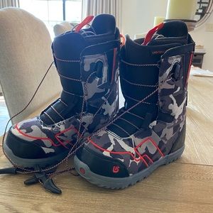 Youth boys Burton snowboard boot